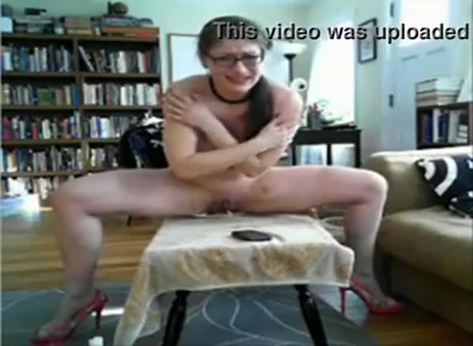 Video :Nerdy whore cries in pain while sitting on her dildo 